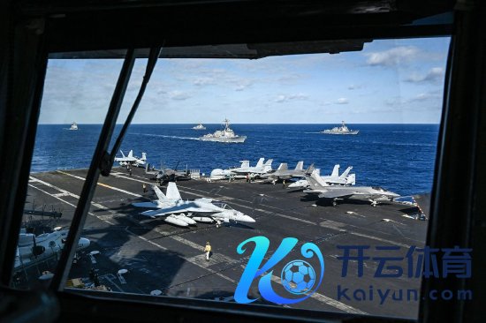 从“卡尔·文森”号航空母舰的舰桥上看到的接触机和船只。