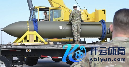 密苏里州怀特曼空军基地的巨型钻地弹AGBU-57。